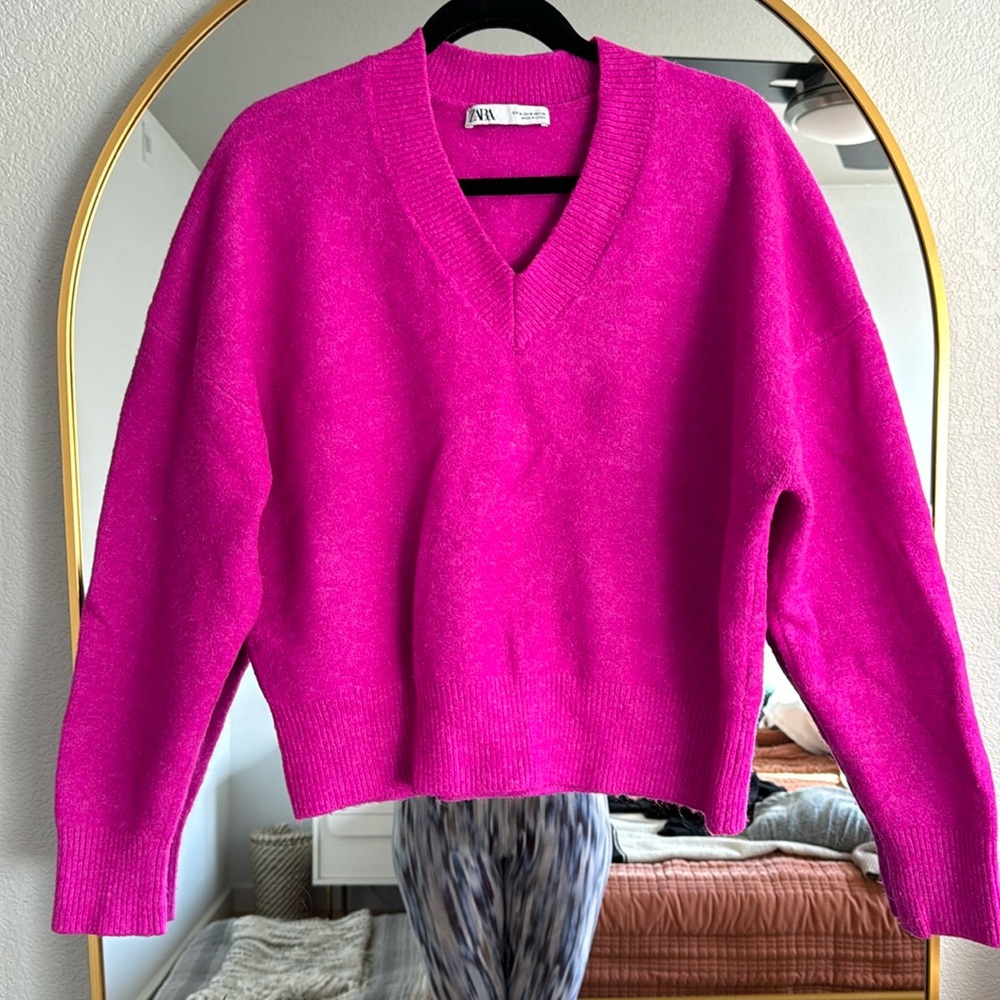 Zara Fuchsia V neck sweater Sz M